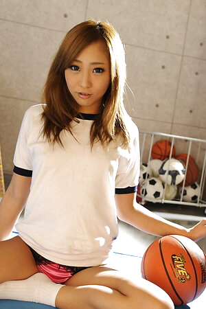 Reira Sakurai plays basketball naked