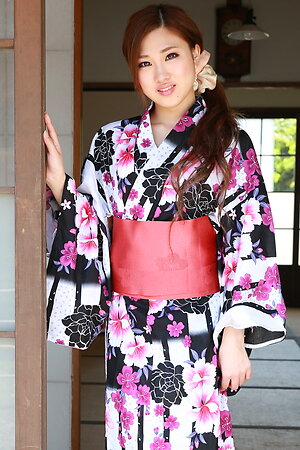 Lady Maki Horiguchi opens her kimono and it's incredibly sexy!