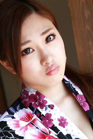 Lady Maki Horiguchi opens her kimono and it's incredibly sexy!