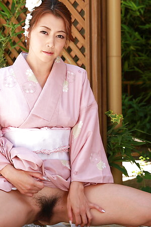 Kimono lady Maki Hojo spreads her legs to show her hairy pussy