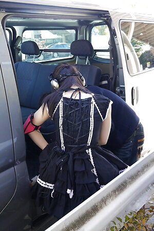 Newcomer Yui Kyouno has a fun day in the van giving handjobs to men