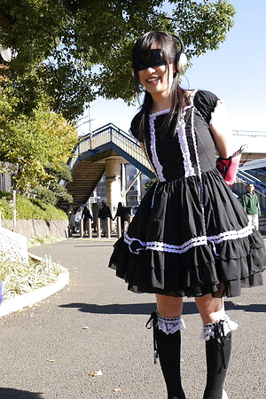 Newcomer Yui Kyouno has a fun day in the van giving handjobs to men