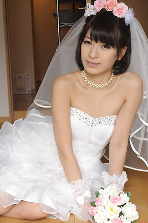 Young married Ruri Narumiya takes off her dress and reveals her body