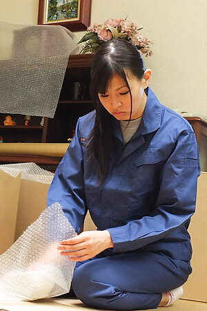 Cheating wife Nozomi Koizumi sucks the mover's cock